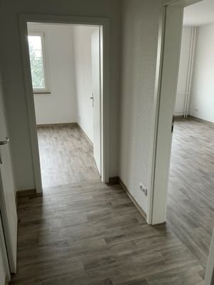 Blick vom Flur in das Wohn- und Schlafzimmer