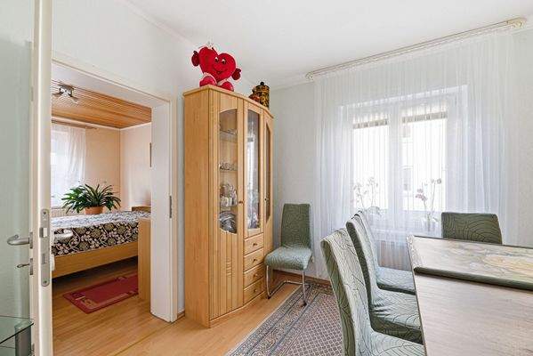 Helles Esszimmer mit Übergang zum Schlafzimmer