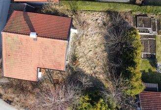 Grundstück mit altem Haus, KI-gestützte Darstellun