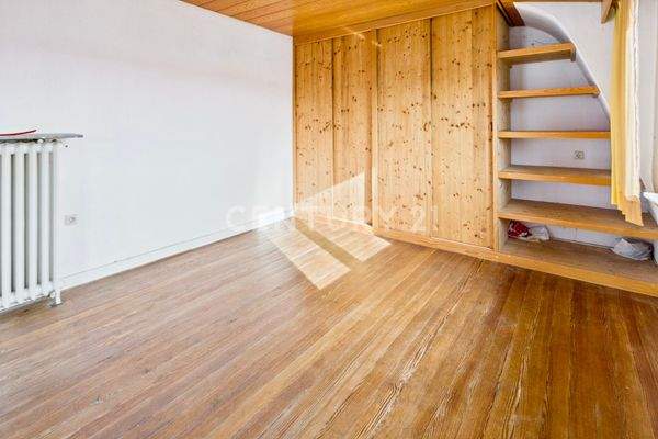 Ankleidezimmer im OG – vielseitiger Raum mit Holzdetails