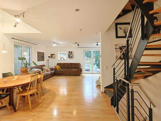 Offener Wohn- und Essbereich mit viel Licht