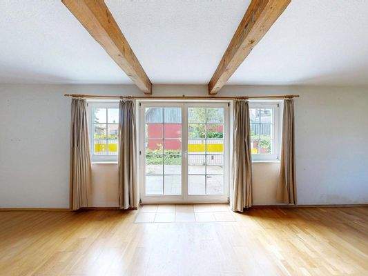 Wohnzimmer mit Austritt zur Sonnenterrasse im Erdgeschoss