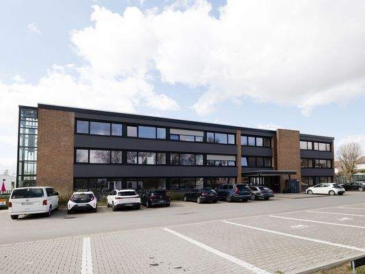 Ansicht Parkplatz - Haupteingang Office