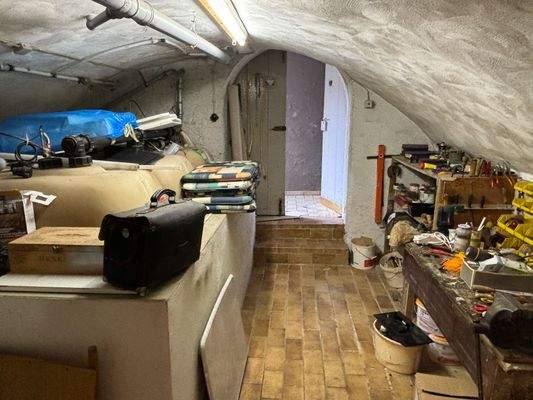 Gewölbekeller mit Öltanks