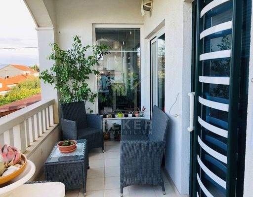 Glücksgefühle und Meerblick auf dem Balkon