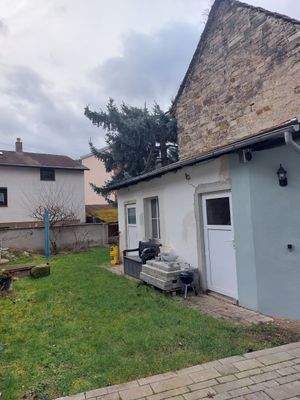 Garten mit Nebengebäude