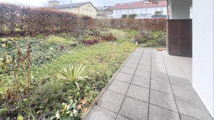 Terrasse mit Gartenfläche