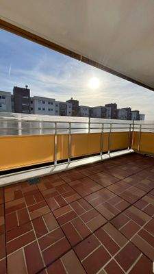 Sonniger Balkon mit Aussicht