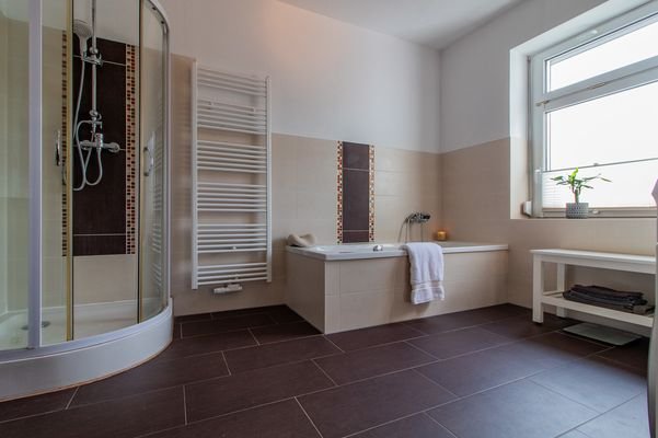 2025-3353-1. Obergeschoss-Badezimmer mit Dusche un