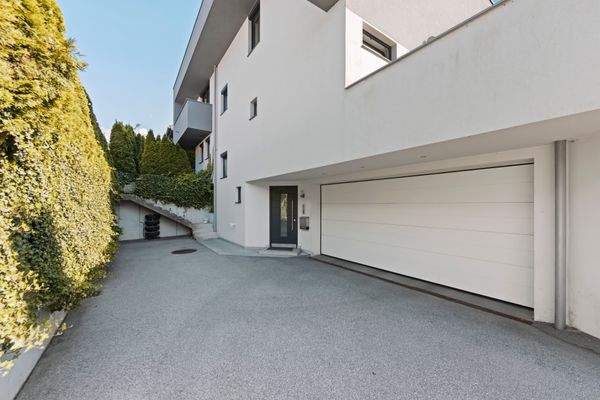 Einfahrt, Tiefgarage und Eingang