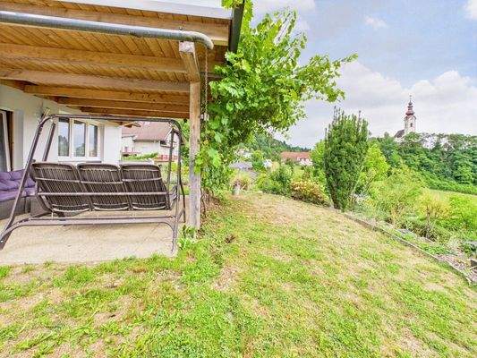 Wein-Terrasse mit Ausblick auf die Pfarre