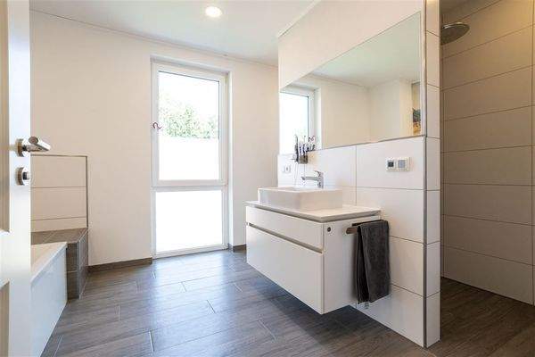 Badezimmer mit Wanne im OG, Wohnhaus