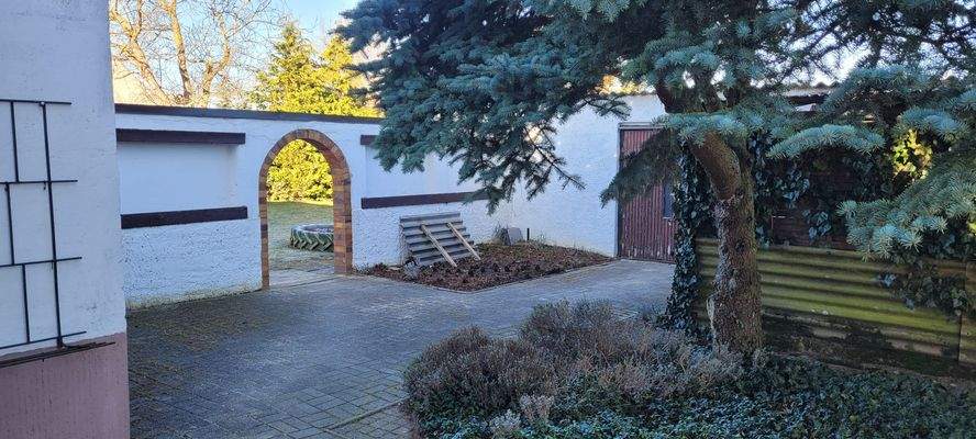 Innenhof mit Nebengelass