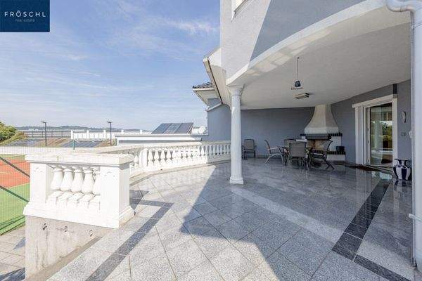 Terrasse mit Essbereich und Außenkamin