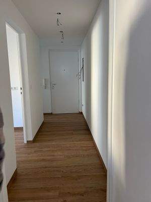 Flur mit Blick zur Wohnungstür