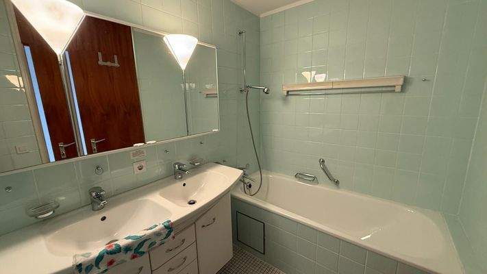 Badezimmer mit Wanne