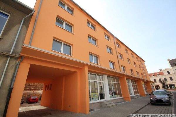 Straßenfront Nebenstraße