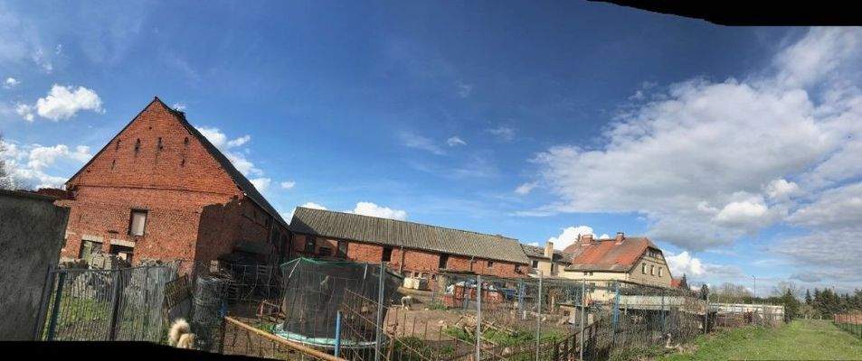 Panorama- Ansicht mit Scheunen, Anbau + Haupthaus