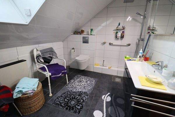 Badezimmer 2 mit Wanne und Dusche OG Anbau