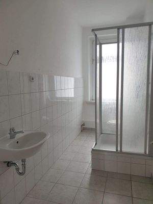 2. Bad mit Dusche und Fenster