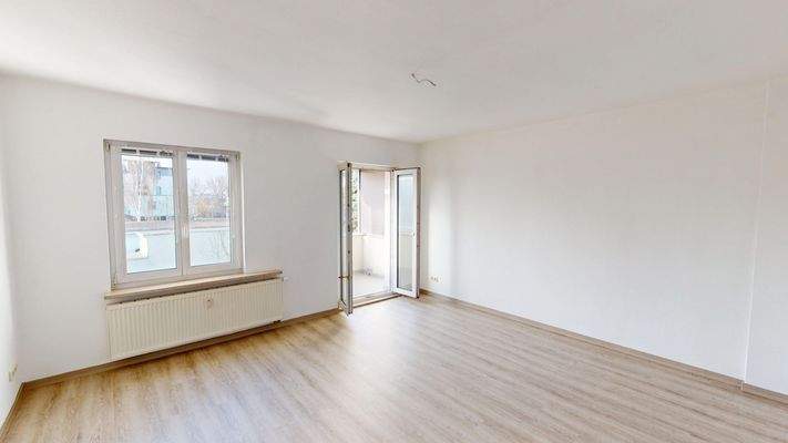 Vom geräumigen Wohnzimmer aus ist die Loggia zu betreten