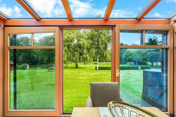 Blick in den parkähnlichen Garten