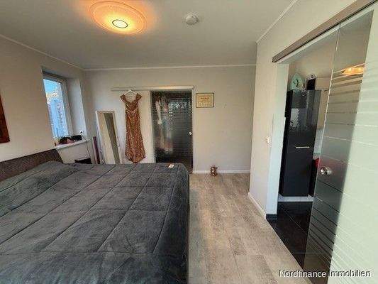 Masterschlafzimmer (3) und begehbarer Kleiderschrank