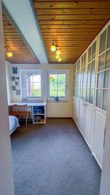 Schlafzimmer mit Einbauschrank im EG