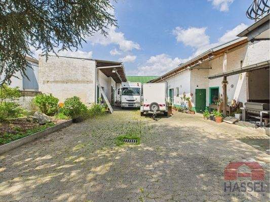 Ihr weitläufiger Hof