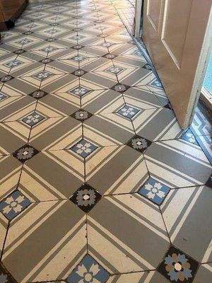 Flur / Eingangsbereich Fliesenboden