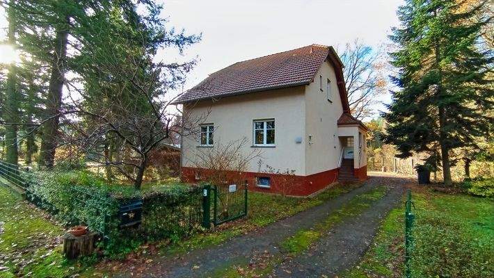 Außen 3 - Straßenseite und Auffahrt