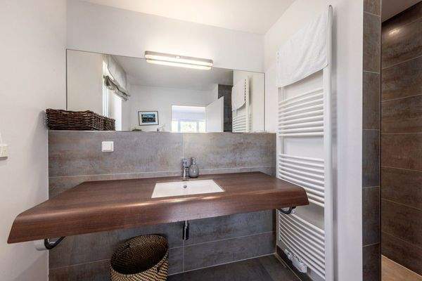 Schlafzimmer mit hochwertigem Bad im EG