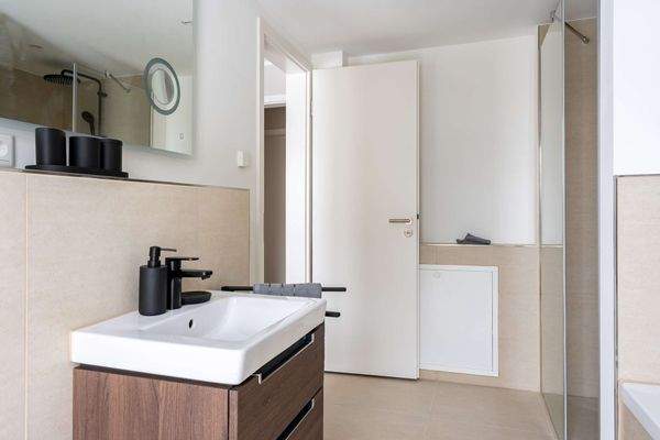 Badezimmer mit Dusche und Wanne