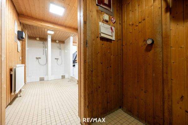 Saunagebäude mit Umkleide und Duschen