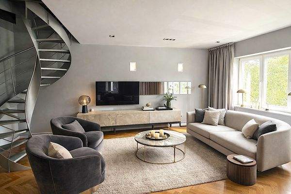 Elegantes Wohnzimmer mit spiralem Treppenaufgang.jpg