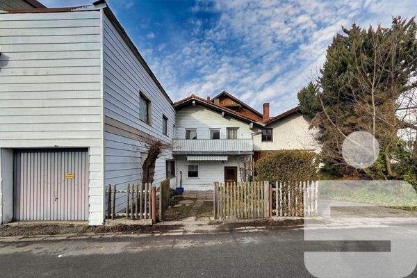 Hausansicht mit Garage