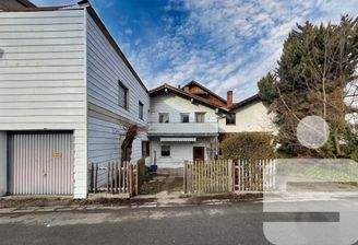 Hausansicht mit Garage