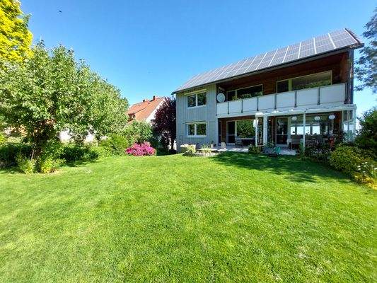 Blick vom Garten zum Haus