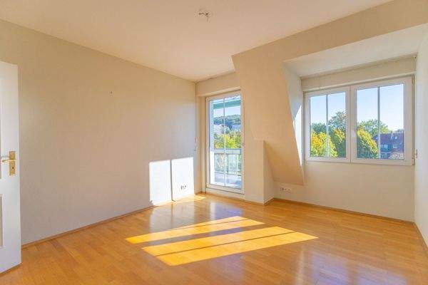 Schlafzimmer mit Zugang zum Balkon