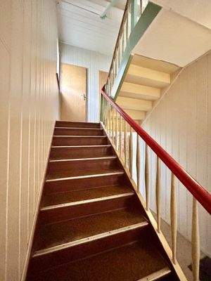 Treppenhaus zum Obergeschoss - Abstellkammern