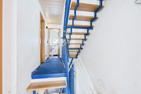Treppenhaus ins 1. OG.jpg