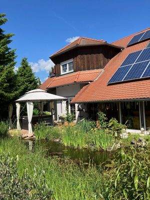 Gartenteich mit überdachtem Jacuzzi