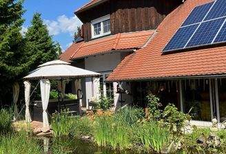 Gartenteich mit überdachtem Jacuzzi