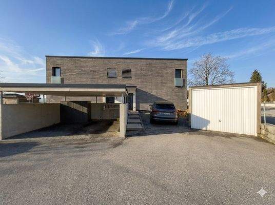 Garage und Außenstellplatz