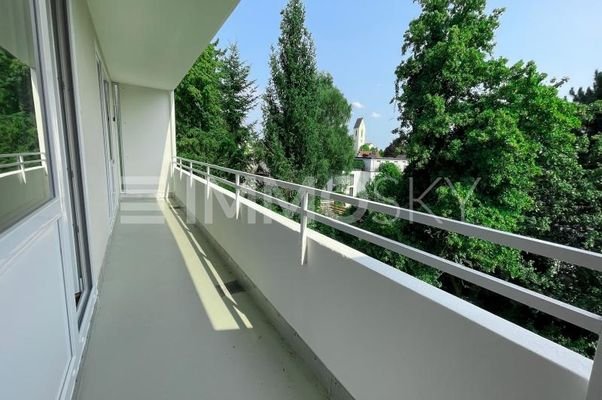 Großer Balkon mit Südausrichtung