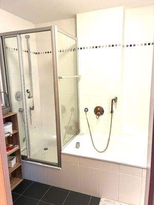 Bad mit Wanne und Dusche