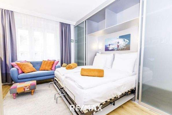 Schrank mit ausgeklapptem Doppelbett