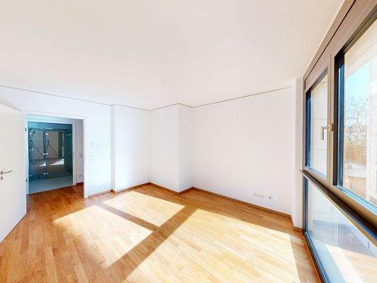 Großzügiges Schlafzimmer 1