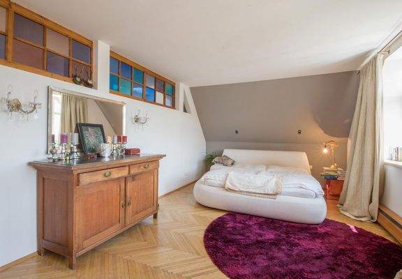 Schlafzimmer mit Buntglasscheiben (1.DG)