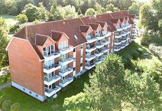 Außenansicht mit Balkonen Rückseite